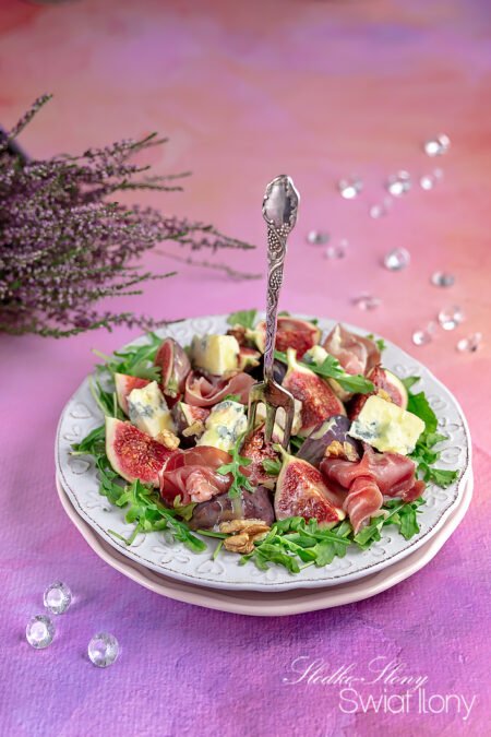 Ilonakoziol.com | Salad with figs, blue cheese and Black Forest ham with honey and mustard dressing