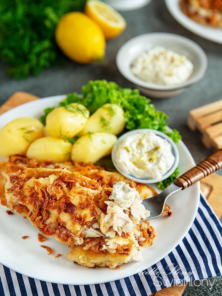 Ilonakoziol.com | Panierter Fisch mit Käse und Röstzwiebeln gebacken, mit Tzatziki und junge Kartoffeln