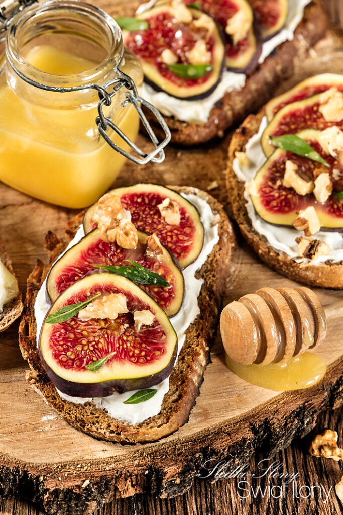 Ilonakoziol.com | Toast with figs, goat's cheese and honey