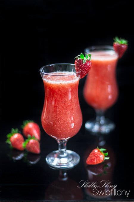 Ilonakoziol.com | Strawberry Sparkling Wine Cocktail (Strawberry Champagne) - The Easiest Recipe