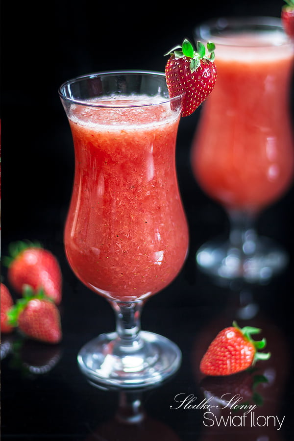 Ilonakoziol.com | Strawberry Sparkling Wine Cocktail (Strawberry Champagne) - The Easiest Recipe